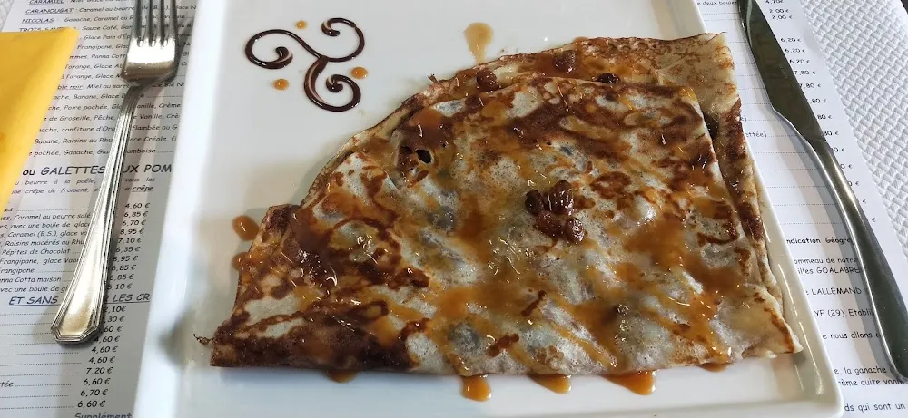 Crêpe Au Caramel Beurre Salé Et Raisins Macérés Dans Le Rhum